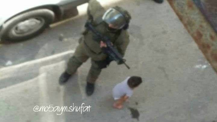 صور- رضيع في “قبضة” الاحتلال تحت اشعة الشمس الحارقة